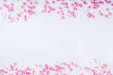 Sevgililer tatlılar arka plan, beyaz arka plan ile şeker kalpler tatlı sprinkles, kopya alanı üstten görünüm, düzen beyaz