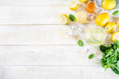 Taze limon, nane ve bal, Beyaz ahşap arka plan kopya alanı ile ev yapımı ekşi kokteyl limonata