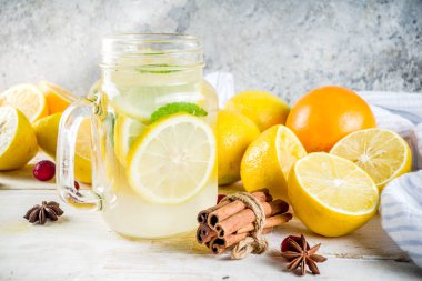 Çeşitli sonbahar ve kış serinletici su, tatlı ekşi sağlıklı içecekler portakal, bal, kızılcık, nane, biberiye, tarçın ve baharatlar, Beyaz ahşap arka plan kopya alanı ile infüzyon