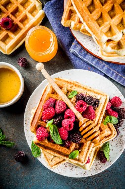 Çilek ve ballı, koyu mavi zemin üzerine ev yapımı Belçika Waffle alanı Kopyala