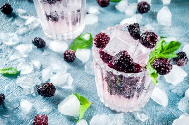 Açık mavi beton renkli kopya alanı ev yapımı böğürtlen limonata