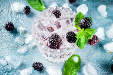 Açık mavi beton renkli kopya alanı ev yapımı böğürtlen limonata