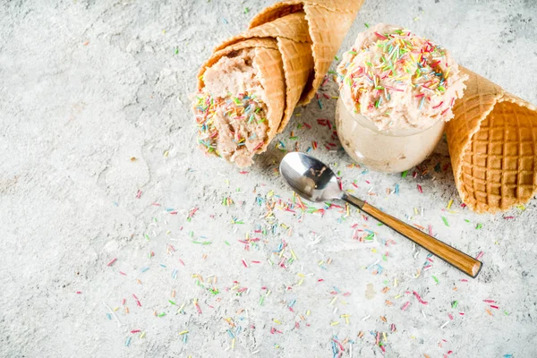Їстівне Сире Печиво Тісто Солодкий Сучасний Десерт Конусами Вафельного Морозива — стокове фото