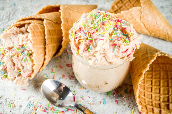 Massa Biscoito Cru Comestível Sobremesa Moderna Doce Com Cones Sorvete — Fotografia de Stock