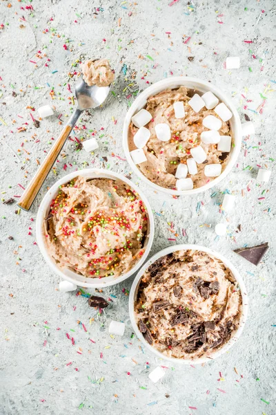 Essbarer Roher Plätzchenteig Süßes Modernes Dessert Mit Waffeleis Tüten Auf — Stockfoto