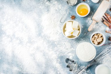 Noel ve arka plan pişirme kış. Mutfak gereçleri ve malzemeleri için yemek pişirme - un, şeker, yumurta, tereyağı, süt, tarçın, çırpma teli, oklava, anason, mavi beton arka plan kopya alanı üstten görünüm