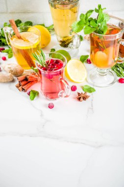 Çeşitli sonbahar kış bitki meyve ve meyve çayı, kızılcık, biberiye, nane limon ile. kireç. çiçek, tıbbi otlar ve baharatlar. 