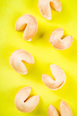 Çin kurabiyesinden tahmin parlak sarı arka plana üstten görünüm kopya alanı ile