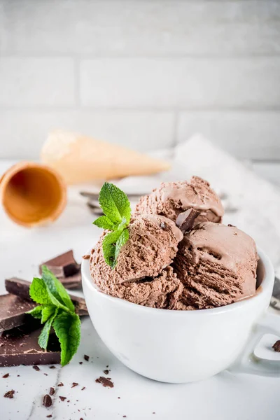 Sorvete Chocolate Caseiro Servido Com Hortelã Fresca Chocolate Escuro Cones — Fotografia de Stock