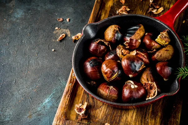 Castagne Tostate Screpolate Tradizionale Spuntino Casereccio Autunnale Invernale Sulla Padella — Foto Stock