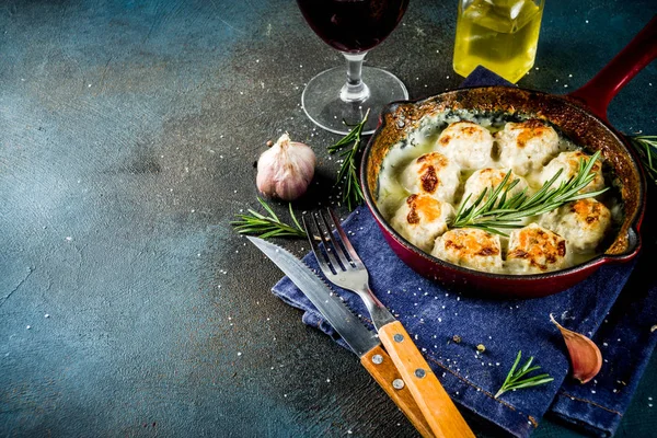 Polpette Pollo Svedesi Tradizionali Fatte Casa Piccola Padella Sfondo Legno — Foto Stock