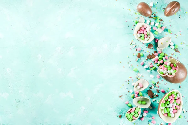 Renkli bahar easter tatlılar arka plan, çikolata yumurta, şeker şeker ve lokum bunny, Turkuaz Açık mavi beton renkli kopya alanı üstten görünüm