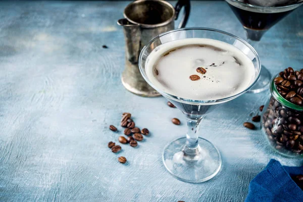 Kaffe Dricker Idéer Espresso Martini Cocktail Två Glas Blå Konkreta — Stockfoto