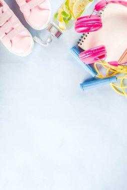 Spor ve fitness yaratıcı yerleşimi, halter, kadın spor ayakkabı, ip atlama, defter, şişe limon detoks suyla ve nane, parlak şık arka plan, üstten görünüm, yaratıcı düzen kopya alanı