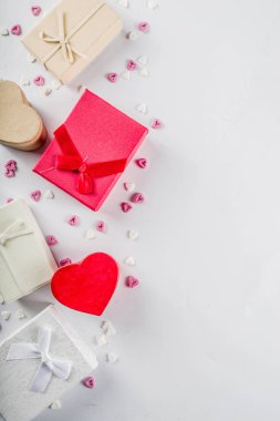 Sevgililer günü hediye kutuları arka plan, çerçeve, konfeti şeker kalpler, düz yatıyordu, en iyi görünüm, kopya alanı ile tatil tebrik kartı arka planı için