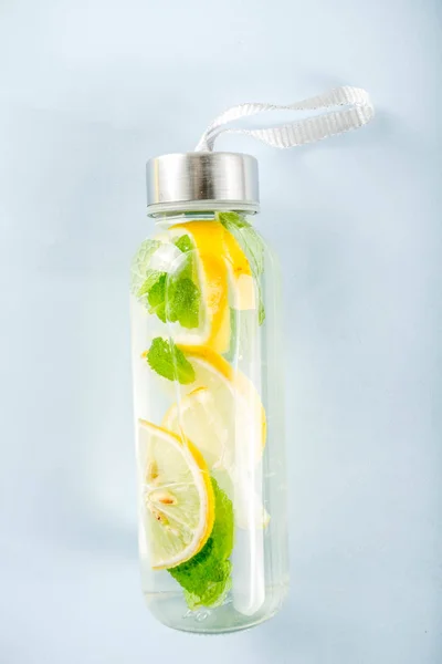 Hemmagjord Lemonad Glasflaska Sommaren Hälsosam Dryck Koncept Infunderas Vatten Ljus — Stockfoto