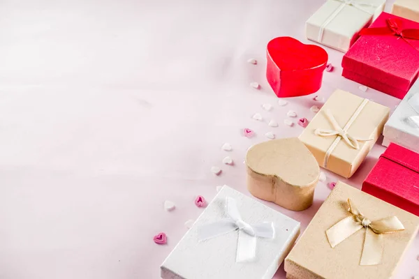 Valentinstag Geschenkboxen Hintergrund Rahmen Für Feiertagsgrußkarte Hintergrund Mit Konfetti Bonbonherzen — Stockfoto