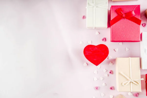 Valentinstag Geschenkboxen Hintergrund Rahmen Für Feiertagsgrußkarte Hintergrund Mit Konfetti Bonbonherzen — Stockfoto