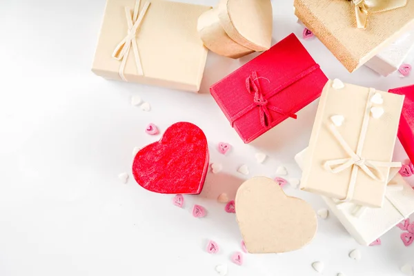 バレンタインデー ギフト ボックス背景 紙吹雪キャンディの心 フラット横たわっていた トップ ビューで 休日グリーティング カードの背景の枠をコピー スペース — ストック写真