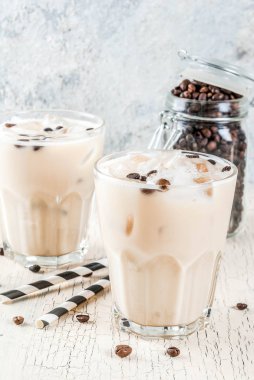 Yaz soğuk buzlu kahve frappe sütü ve buz küpleri, hafif beton arka plan kopya alanı ile