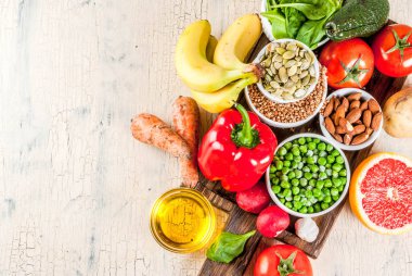Sağlıklı gıda arka plan, trendy alkalin diyet ürünler - meyve, sebze, Hububat, deli. yağlar, hafif beton arka plan kopya alanı Üstten Görünüm 