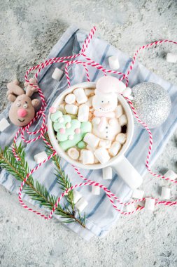 Noel için yaratıcı fikir içki, lezzetli sıcak çikolata komik hatmi kardan adam, yılbaşı ağacı, yağmur sevgili Noel Baba, Noel dekorasyon kopya alanı üstten görünüm ev zemin üzerine