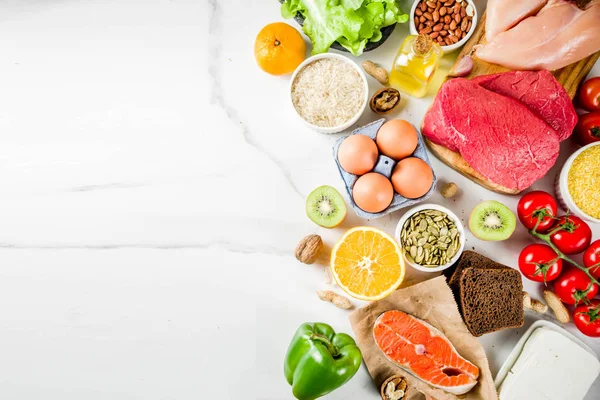 Sağlıklı bir diyet yemek. Çeşitli düşük fodmap malzemeler seçimi - et, sebze, berry, meyve, tahıl, Trendy sağlıklı yaşam konsepti. Beyaz mermer zemin kopya alanı üstten görünüm