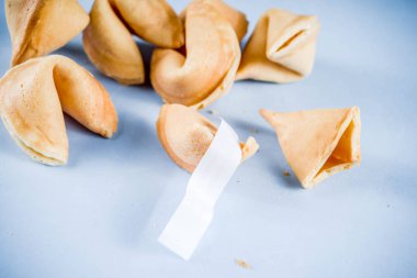 Açık mavi renkli üstten görünüm kopya alanı üzerinde tahmin ile Çin fal kurabiyesi