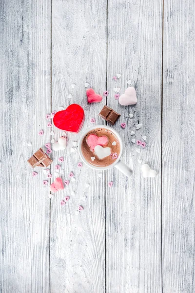 情人节佳肴 两杯热巧克力配棉花糖红心红粉白巧克力片 糖水洒 老式木制背景图 — 图库照片