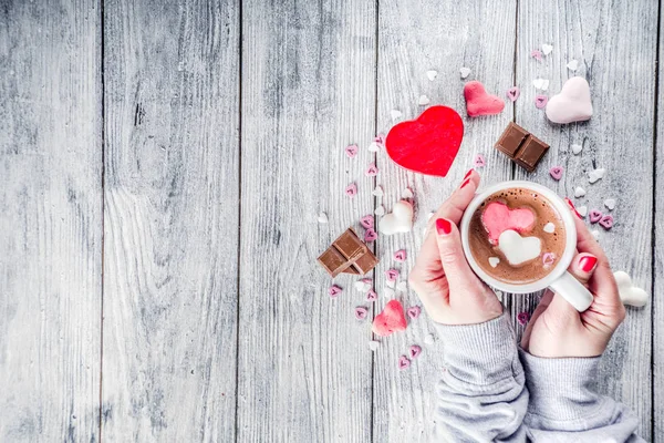 Mädchenhände Halten Heiße Schokolade Mit Marshmallow Herzen Rot Rosa Weiße — Stockfoto