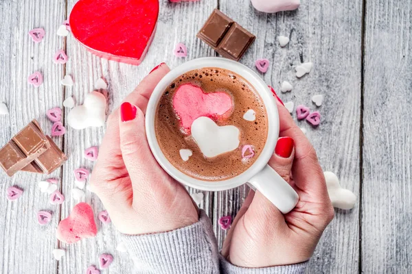 Mani Della Ragazza Tengono Cioccolata Calda Con Cuori Marshmallow Colore — Foto Stock