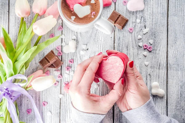 모양의 초콜릿 하트와 발렌타인 평면도 테이블 Flatlay — 스톡 사진