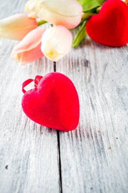 Sevgililer günü tebrik Kartpostal arka plan, lale çiçekler ve kırmızı kalp, üstten görünüm ahşap arka plan