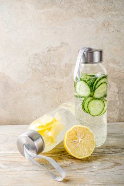 Organik yaz soğuk içecek, serinletici su, limon meyve ve salatalık sebze ile infüzyon detoks. Vegan yaşam, kilo kaybı ve fitness. Bir ışık ahşap arka plan üzerinde alanı Kopyala