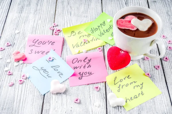 Valentinstag Konzept Aufkleber Mit Traditionellen Valentinswünschen Heiße Schokolade Mit Marshmallow — Stockfoto