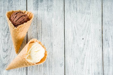 Renkli dondurma waffle dondurma koni, tatlı ev yapımı yaz tatlı, eski ahşap arka plan kopya alanı üstten görünüm