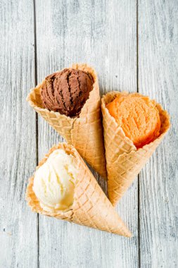 Renkli dondurma waffle dondurma koni, tatlı ev yapımı yaz tatlı, eski ahşap arka plan kopya alanı üstten görünüm