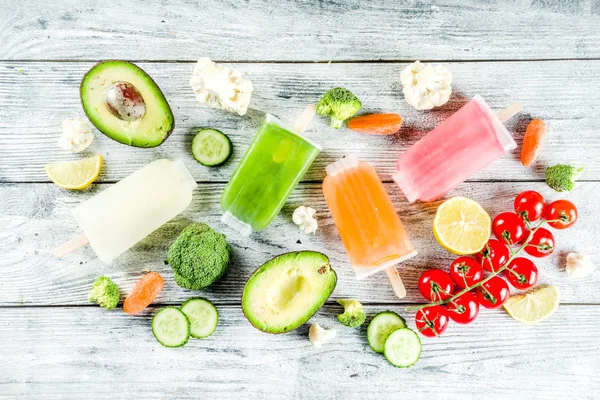 时尚的素食主义者食品 蔬菜冰淇淋冰棒 西红柿 胡萝卜 花椰菜 花椰菜奶油冰淇淋 饮食健康的生活方式 夏季冷餐 — 图库照片