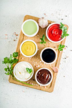 Beyaz taş Beton taş zemin üzerine Klasik Soslar kümesi.