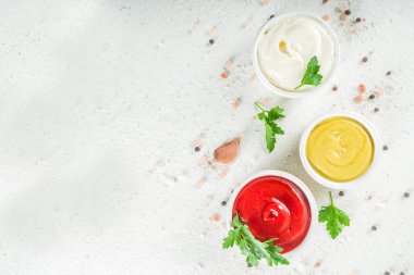 Beyaz taş Beton taş zemin üzerine Klasik Soslar kümesi.