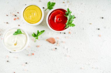 Beyaz taş Beton taş zemin üzerine Klasik Soslar kümesi.