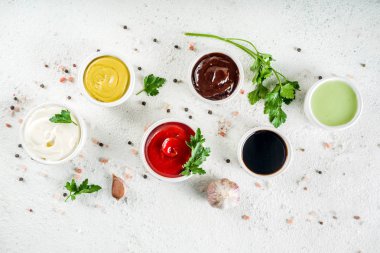 Beyaz taş Beton taş zemin üzerine Klasik Soslar kümesi.