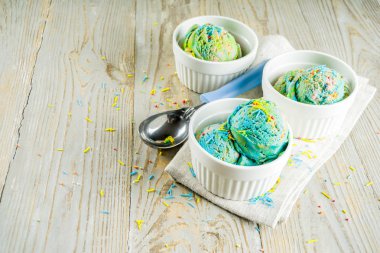 Çok renkli gökkuşağı dondurma dondurma koniler ahşap arka plan üzerinde ile