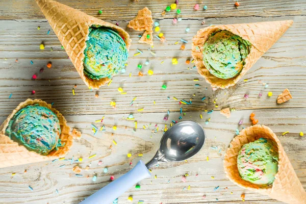 Sorvete Multicolorido Arco Íris Com Cones Gelado Fundo Madeira — Fotografia de Stock