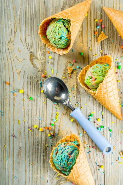 Sorvete Multicolorido Arco Íris Com Cones Gelado Fundo Madeira — Fotografia de Stock