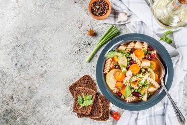 İtalyan sebze çorbası sebzeli çorba ile düdük makarna, vejetaryen gıda kavramı, gri taş arka plan, kopya alanı
