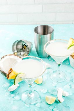 Tropikal içki, Hindistan cevizi ananas margarita donmuş donmuş pina colada, tekila, ananas suyu ve limon, açık mavi renkli, kopya alanı