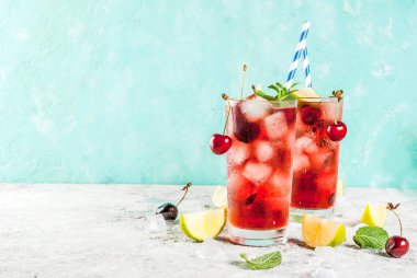 Yaz buzlu içecek içki, vişneli kola limonata ya da kokteyl açık mavi ve gri renkli kopya alanı üzerinde uzun bardak mojito