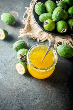 Tropikal meyve korur, feijoa ve kireç ev yapımı reçel koyu mavi beton zemin, kopya alanı