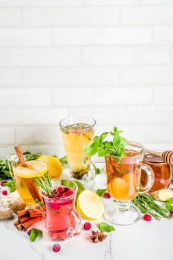 Çeşitli sonbahar kış bitki meyve ve meyve çayı, kızılcık, biberiye, nane limon ile. kireç. çiçek, tıbbi otlar ve baharatlar. 